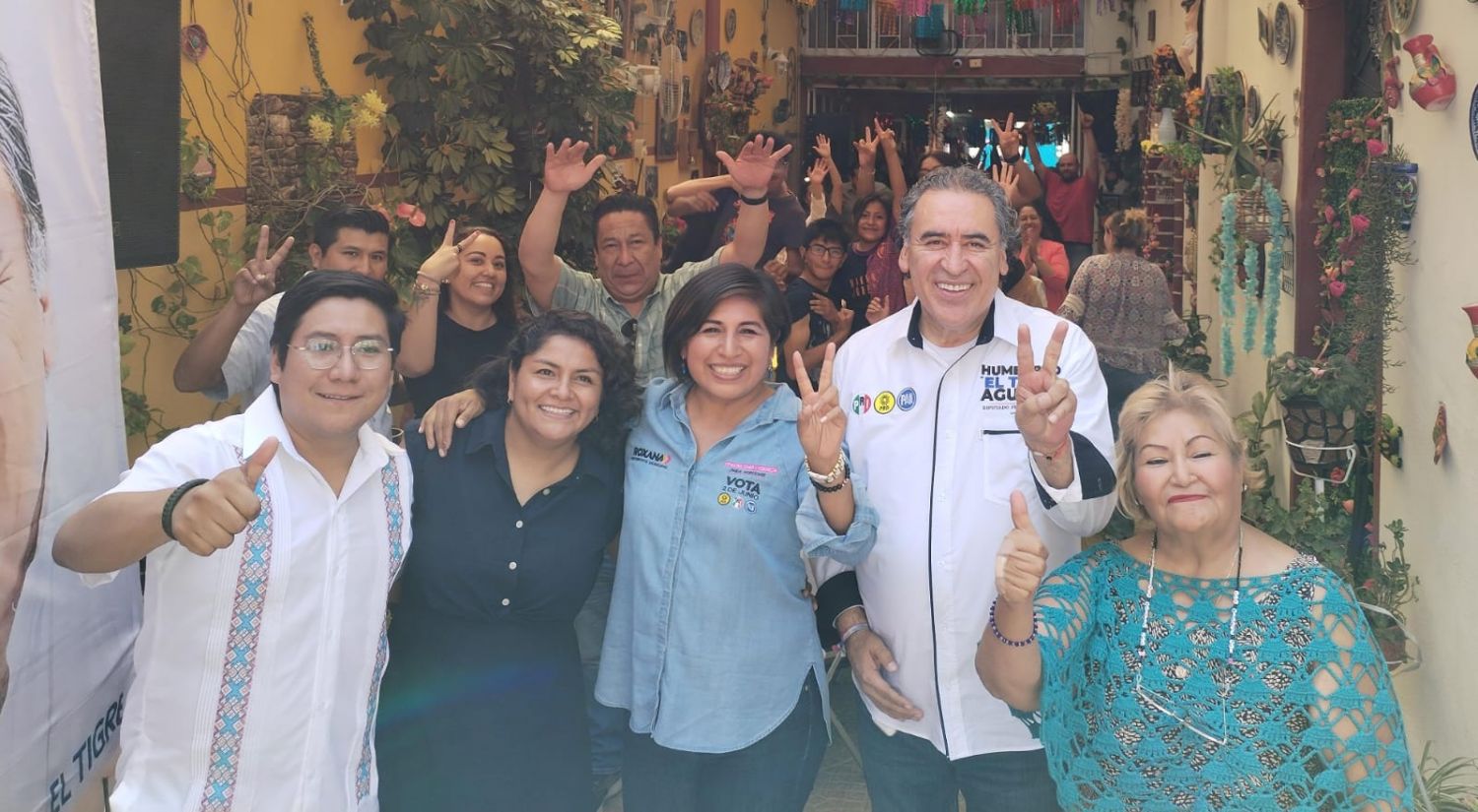 Humberto Aguilar “El Tigre" celebra el Día de las Madres junto a mujeres de San Pedro Cholula
