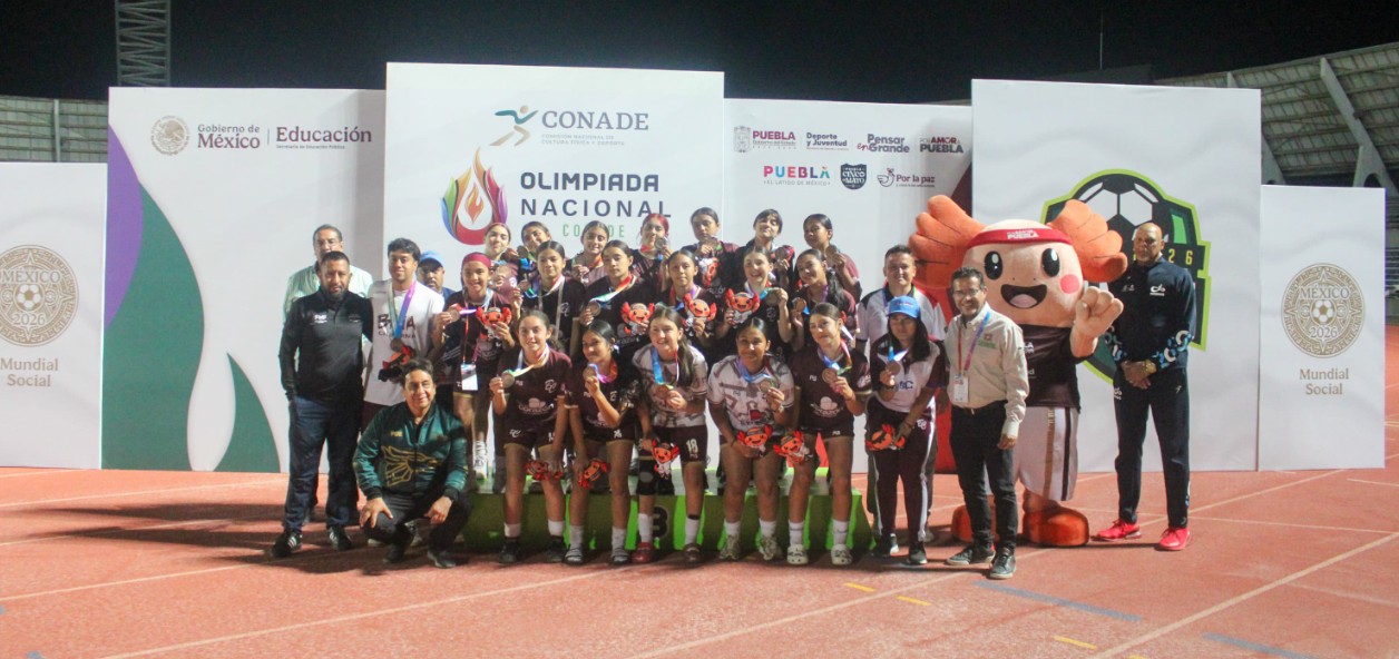 Partido de fútbol juvenil en estadio universitario