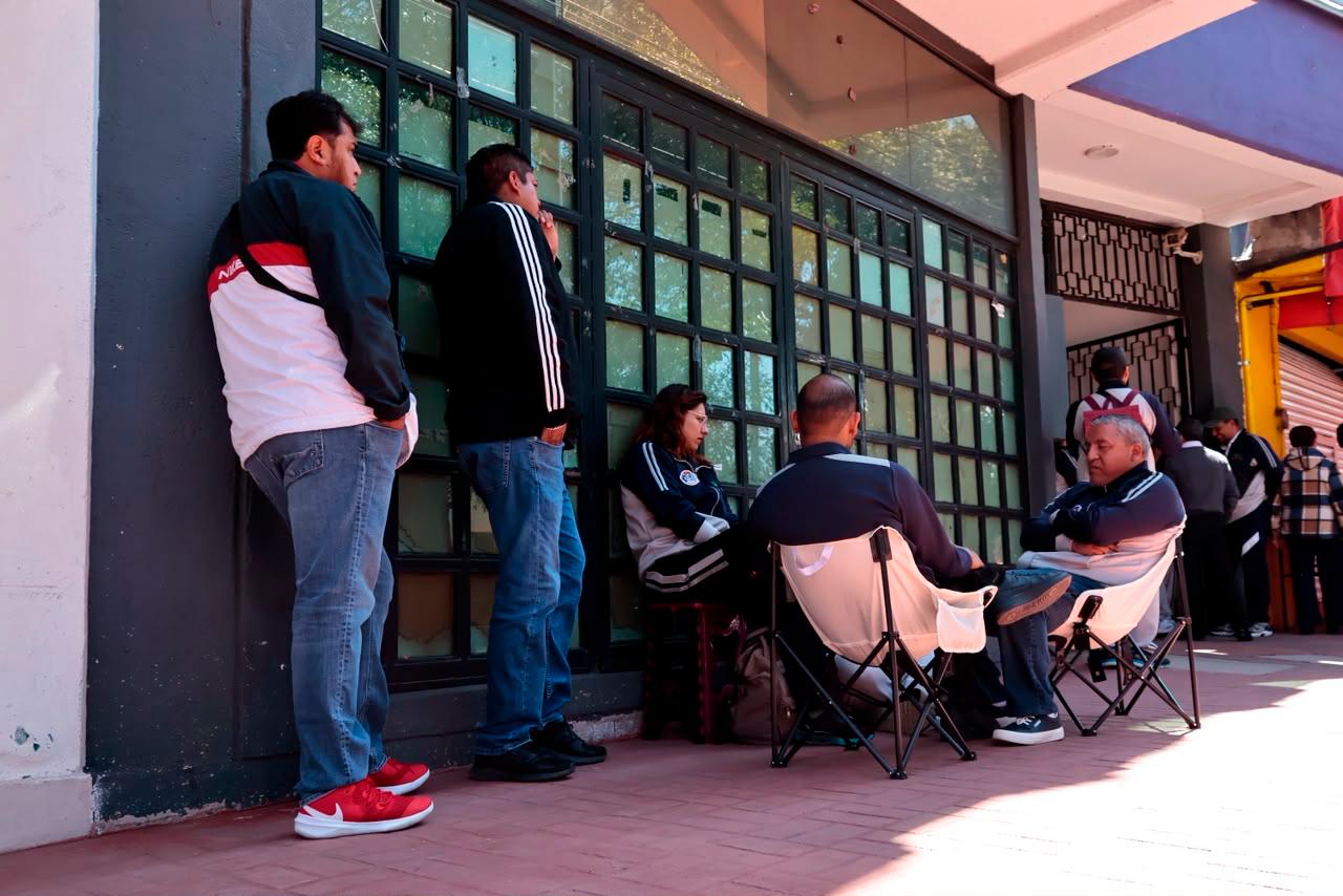 Trabajadores del CECyTE-EMSaD Tlaxcala durante un mitin sindical.