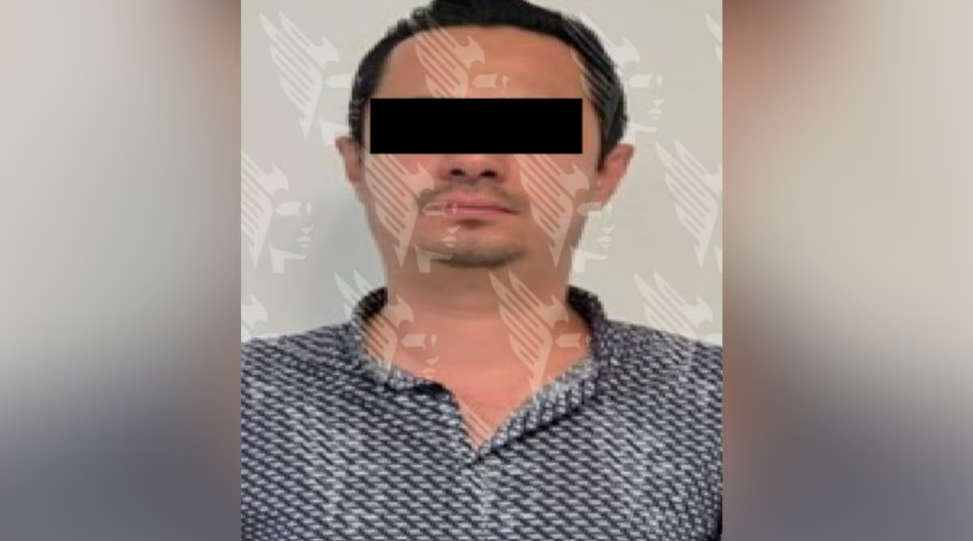 Agentes de la Fiscalía de Puebla durante una investigación.