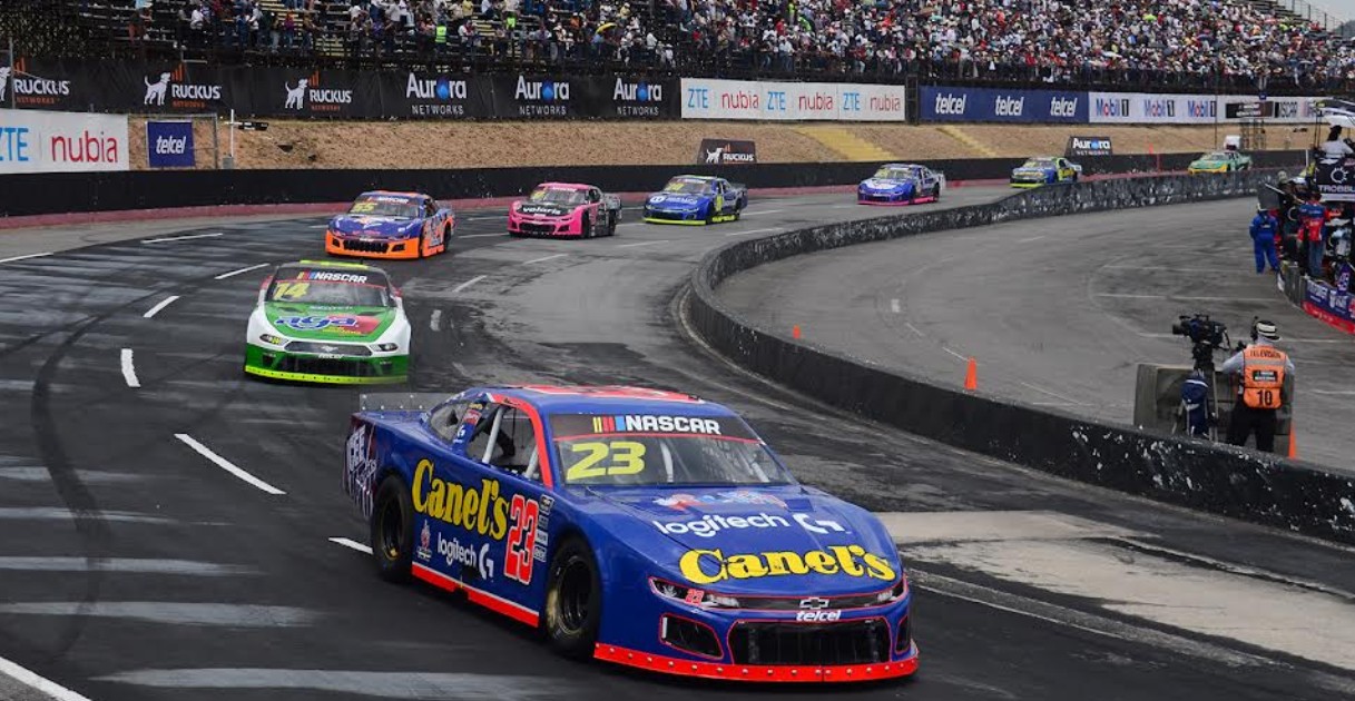 Max Gutiérrez durante una carrera de NASCAR México