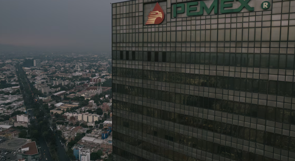 Pemex y Petrobras exploran petróleo bajo el Golfo de México.