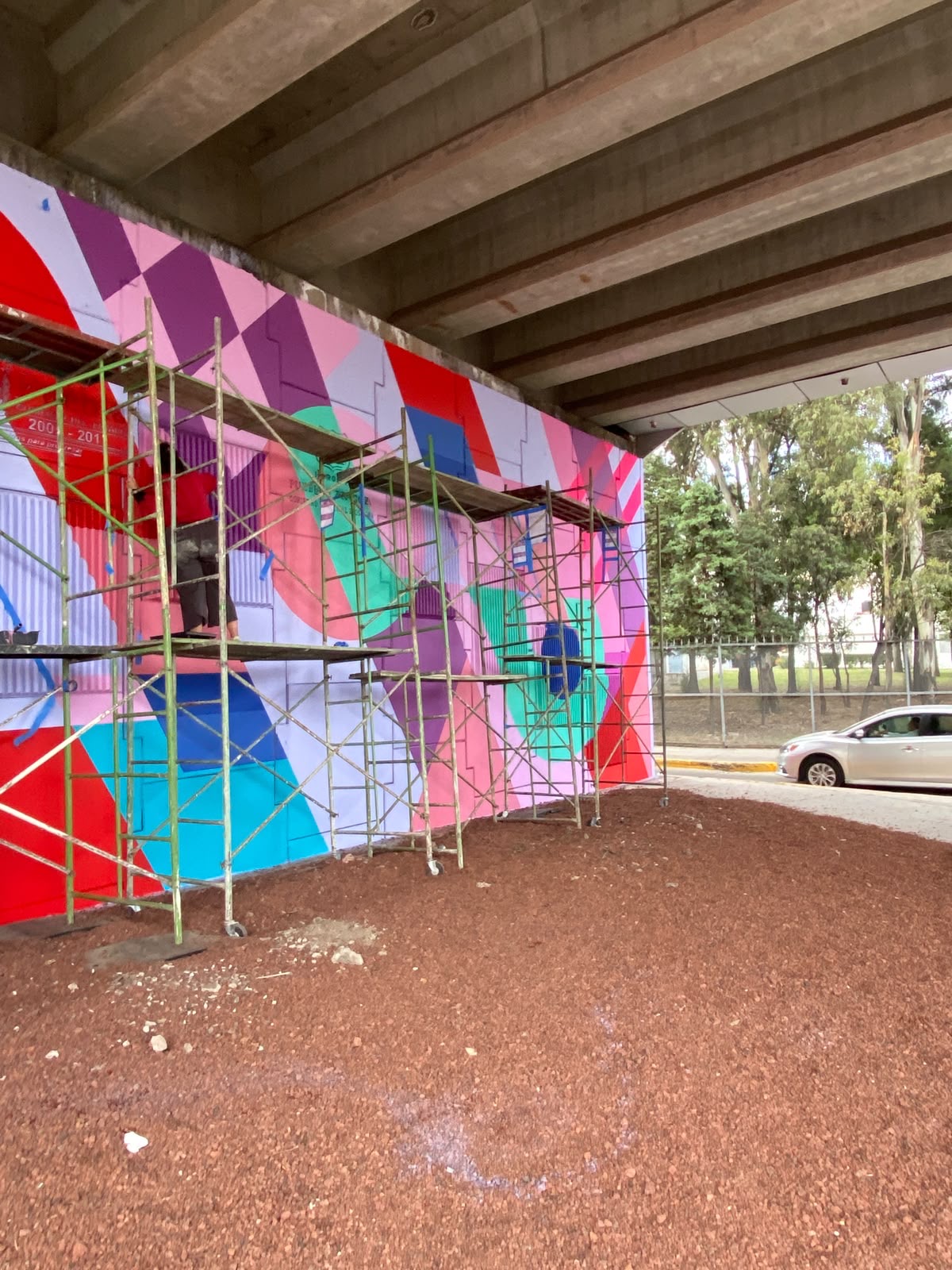 Teddy Kelly transforma bajo puente de Ciudad Universitaria con arte urbano y accesibilidad