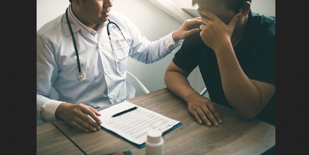 Hombre reflexionando sobre su salud mental.