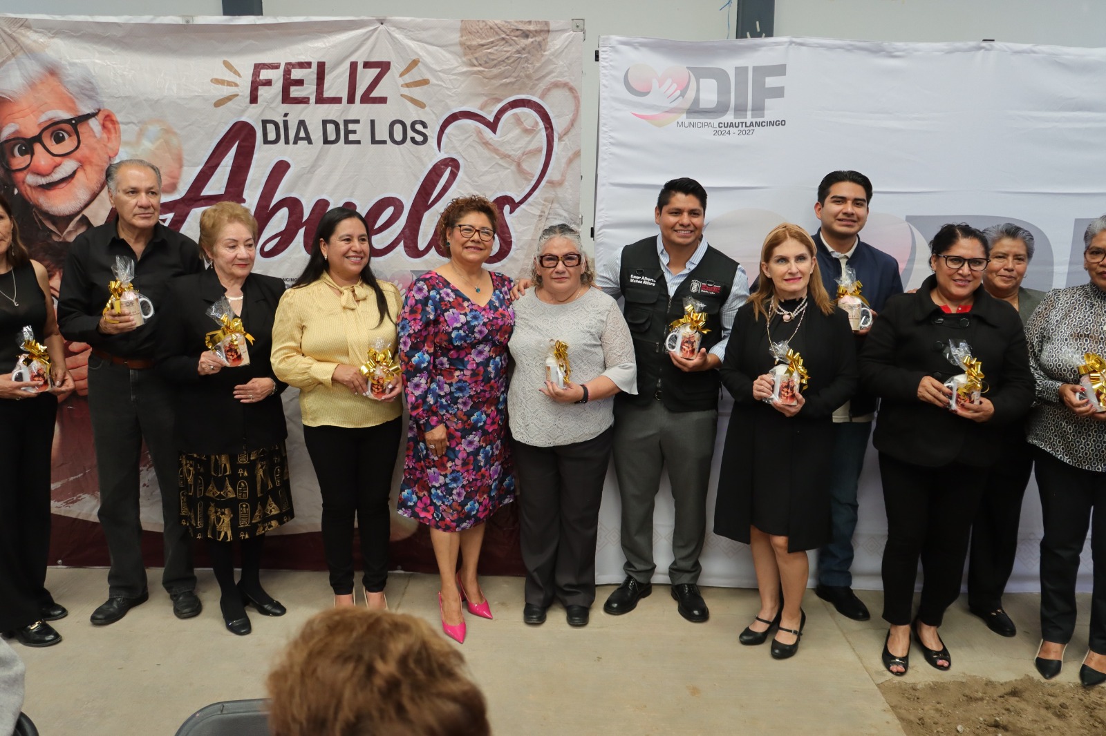Omar Muñoz y Tere Alfaro reconocen a los abuelitos de Cuautlancingo