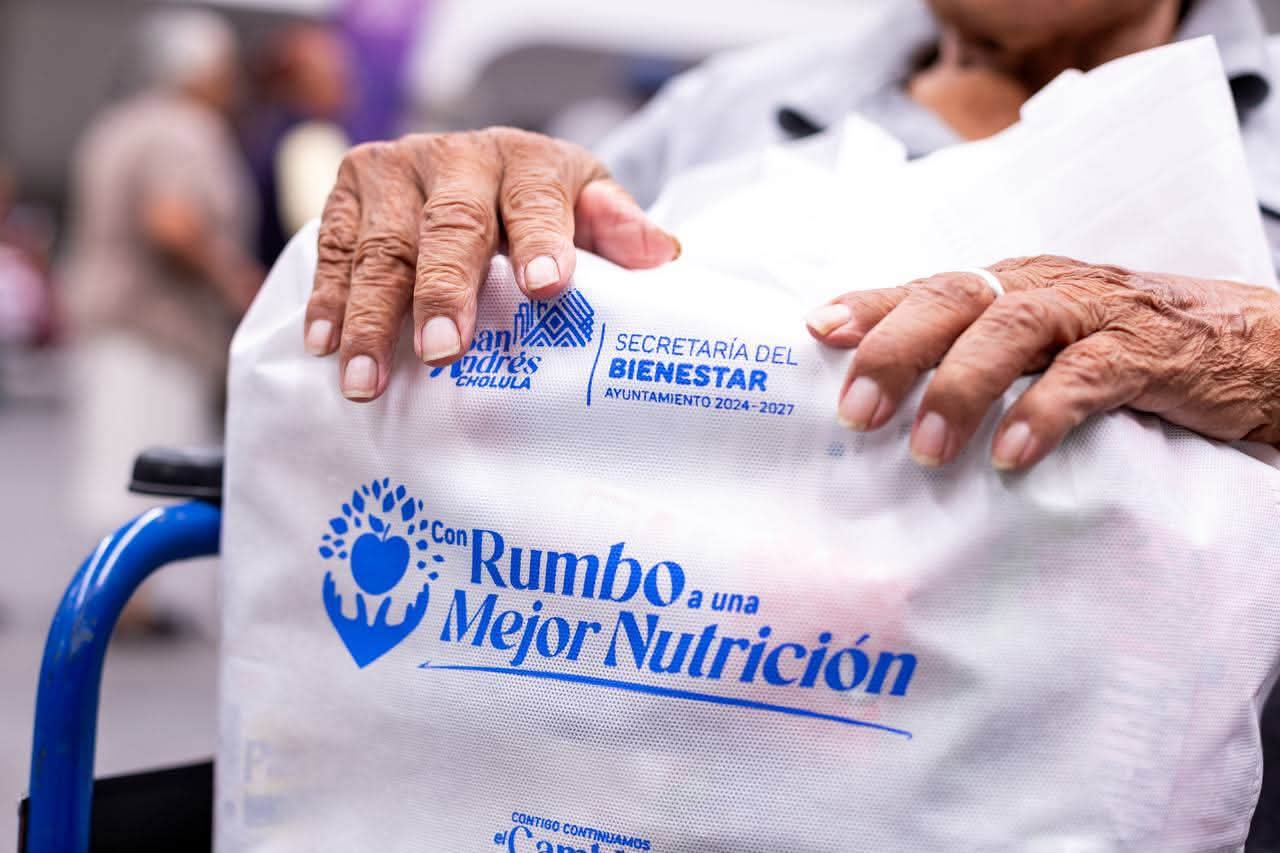 Guadalupe Cuautle entrega 156 despensas a adultos mayores de Lázaro Cárdenas