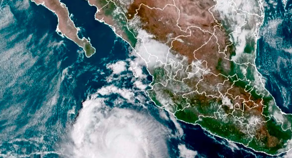 Imagen satelital de la tormenta tropical Karina en el océano Pacífico.