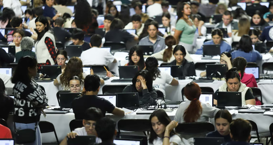 Estudiantes presentan examen de admisión presencial del IPN.