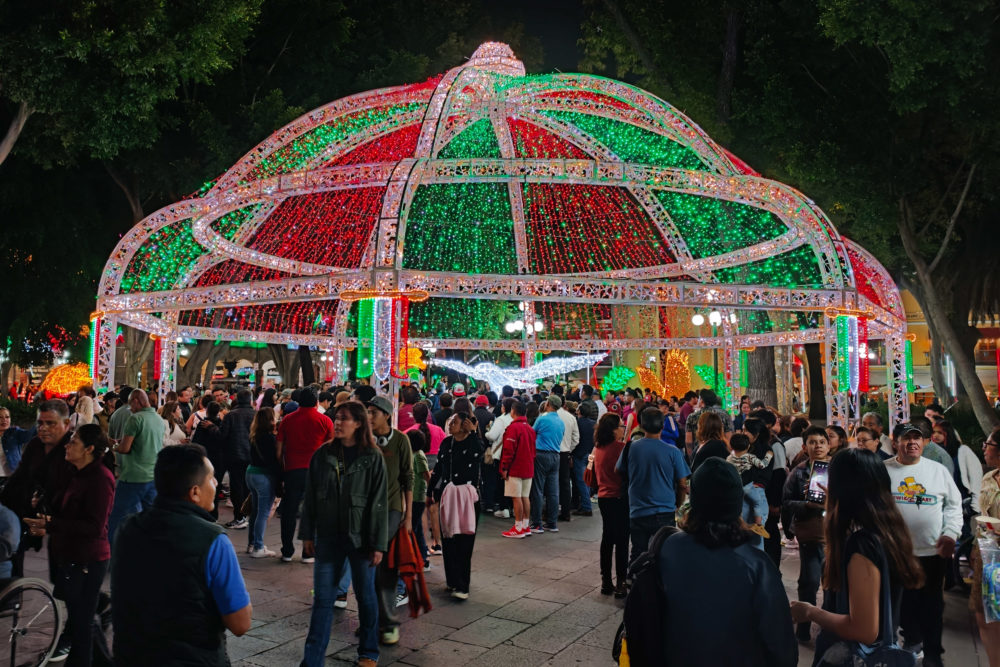 Puebla enciende iluminación patria con más de 2 mil 400 adornos LED en el Centro Histórico