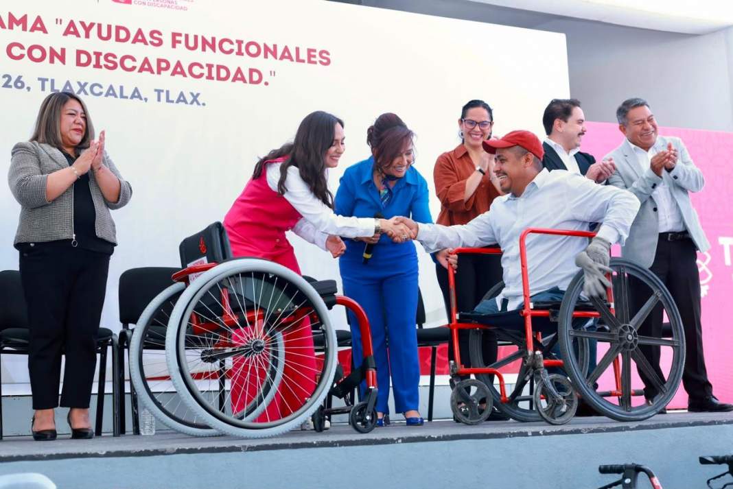 Lorena Cuéllar durante un evento relacionado con la atención a personas con discapacidad en Tlaxcala.