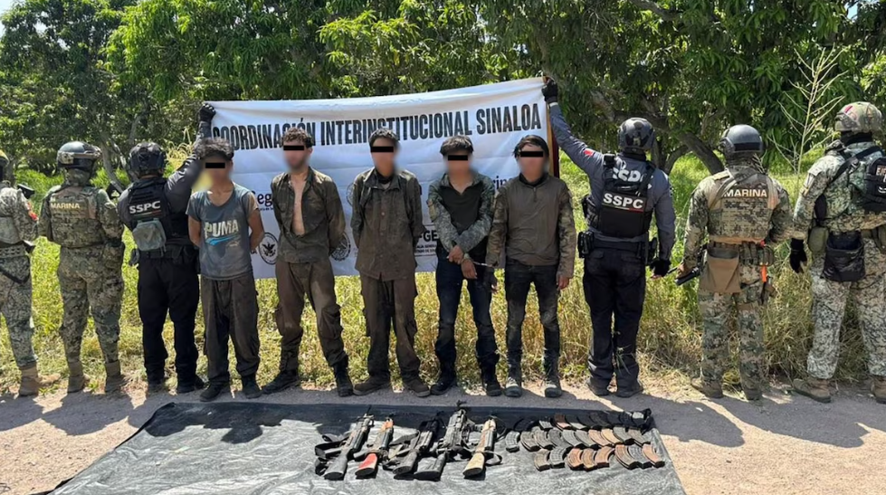 Autoridades aseguran armas y explosivos durante operativo en Sinaloa