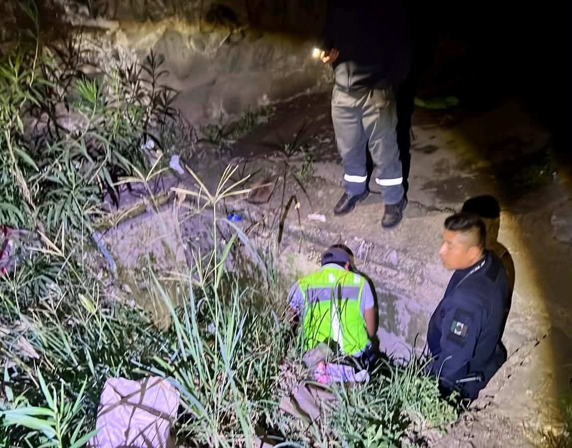 Rescatan a hombre tras caer a canal de aguas pluviales en Sanctorum