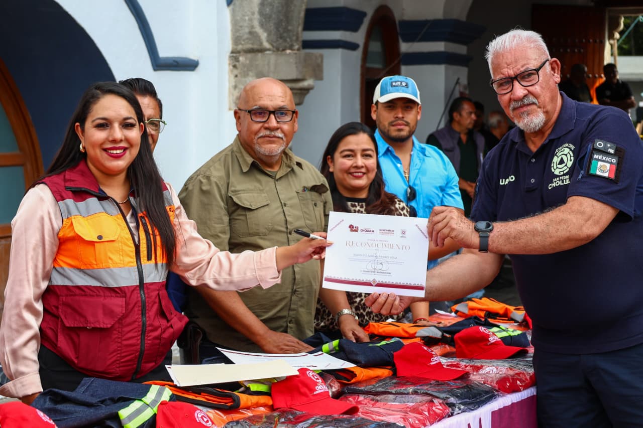 Tonantzin Fernández dignifica y reconoce la labor del cuerpo de Bomberos de San Pedro Cholula