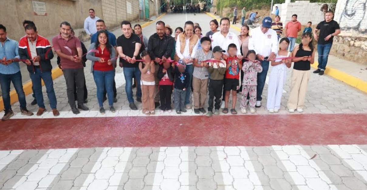 Ariadna Ayala durante la inauguración de una calle pavimentada en Atlixco.