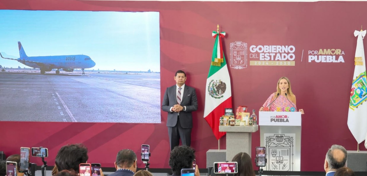 Aeropuerto Internacional de Puebla con aviones en plataforma.