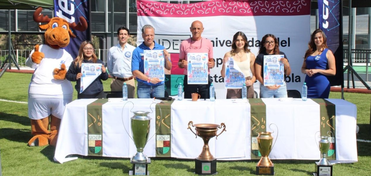Jóvenes juegan Street Soccer en una cancha instalada en la Universidad del Deporte de Puebla.
