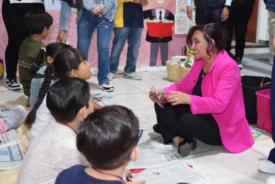 Lorena Cuéllar convive con niñas y niños durante el curso de verano del Sedif.