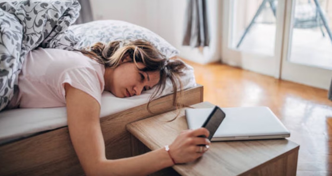 Por qué mirar el celular al despertar afecta tu salud visual