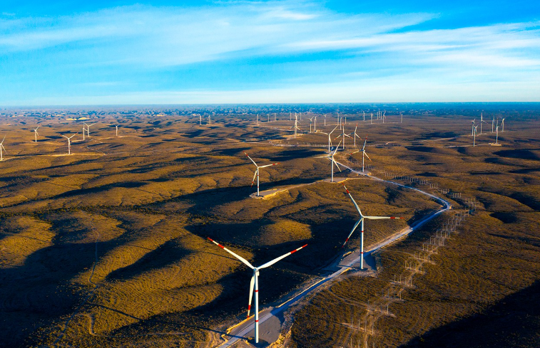 Paneles solares y torres eléctricas en México.