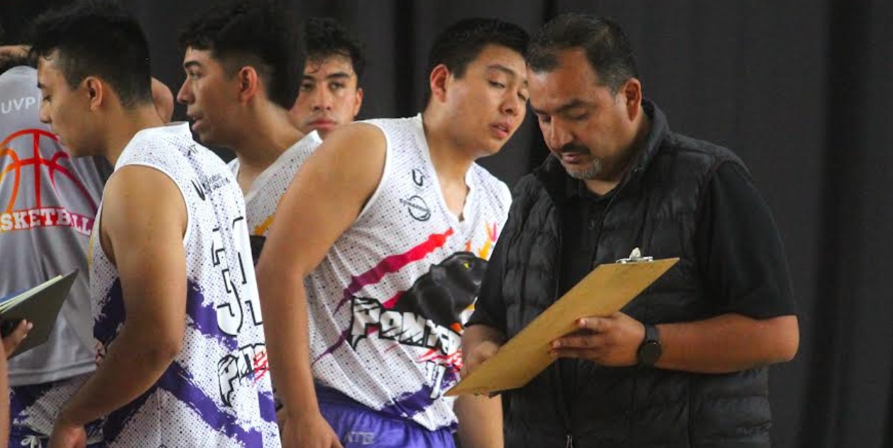 Equipo deportivo Panteras UVP durante competencia universitaria