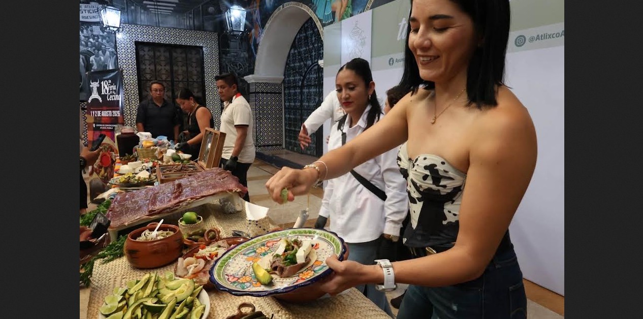 Visitantes disfrutando tacos de cecina durante la Feria de la Cecina en Atlixco.