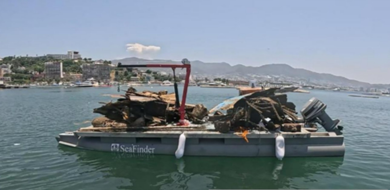 Buzos limpian residuos en la Bahía de Acapulco.