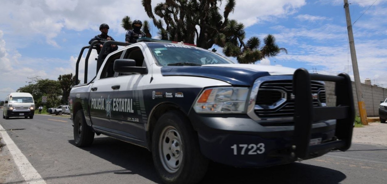 Elementos de seguridad durante un operativo en Puebla.