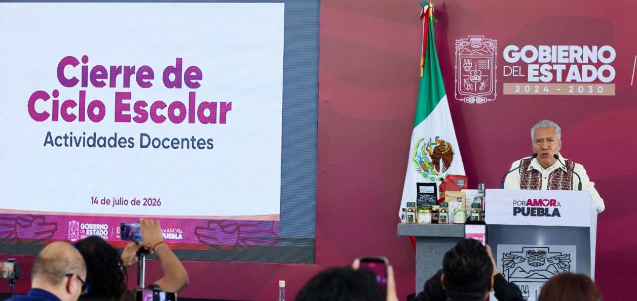 Estudiantes y docentes durante el último día de clases en Puebla.