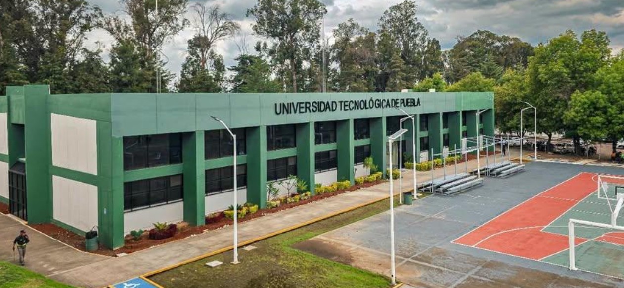 Estudiantes en las instalaciones de la Universidad Tecnológica de Puebla.