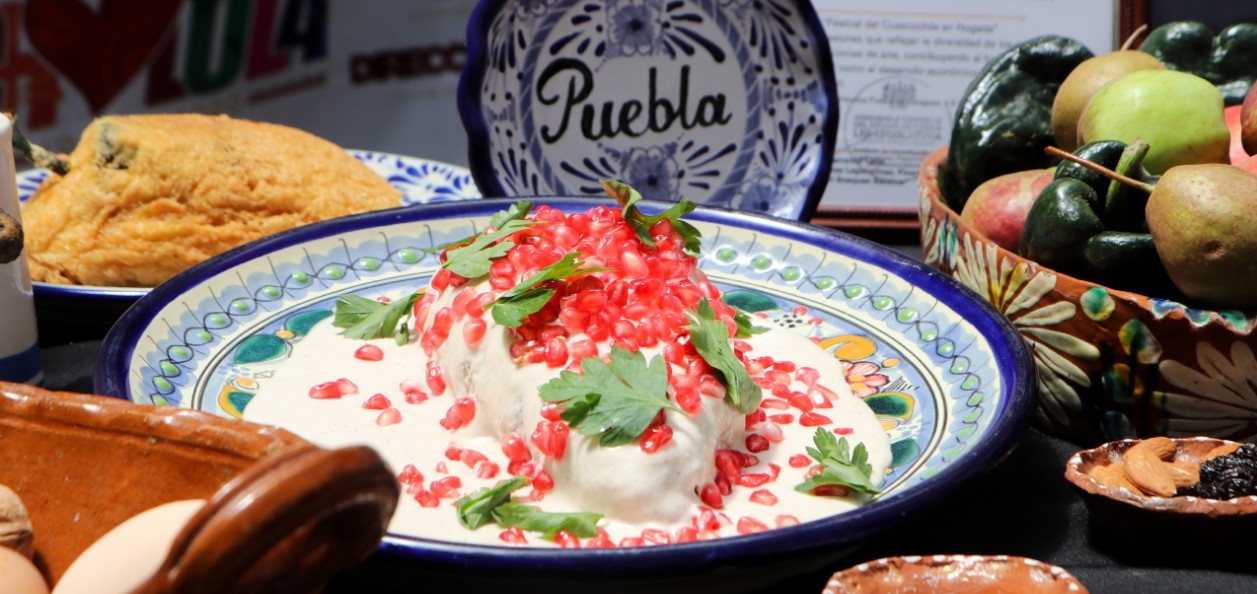 Chile en nogada durante un festival gastronómico en San Pedro Cholula.