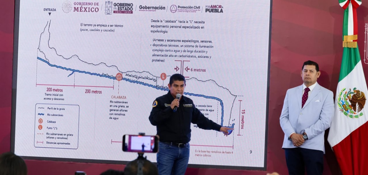 Elementos de rescate durante la atención de la emergencia en las grutas de Chichicazapa.