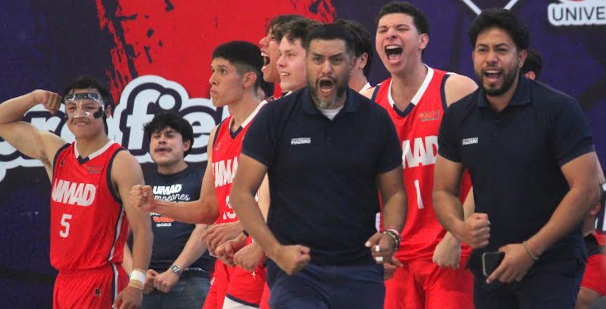 Coach Radai Villaseñor durante entrenamiento de Tigres Blancos UMAD.