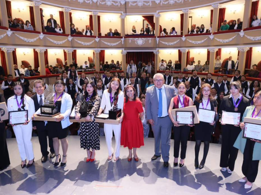 Gobernadora entrega reconocimientos a estudiantes del Cobat.