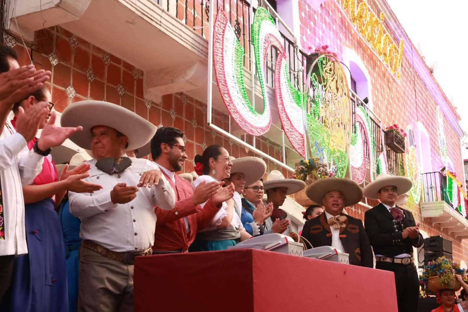 Entre porras y luces patrias, Ariadna Ayala encabeza arranque de fiestas en Atlixco