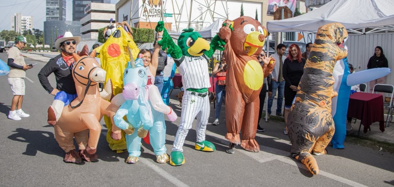 Participantes y botargas durante la Vía Recreativa Metropolitana en Puebla.