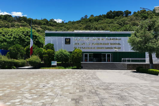 Funcionarios del IMSS durante conferencia sobre proyecto en Ixcotla.