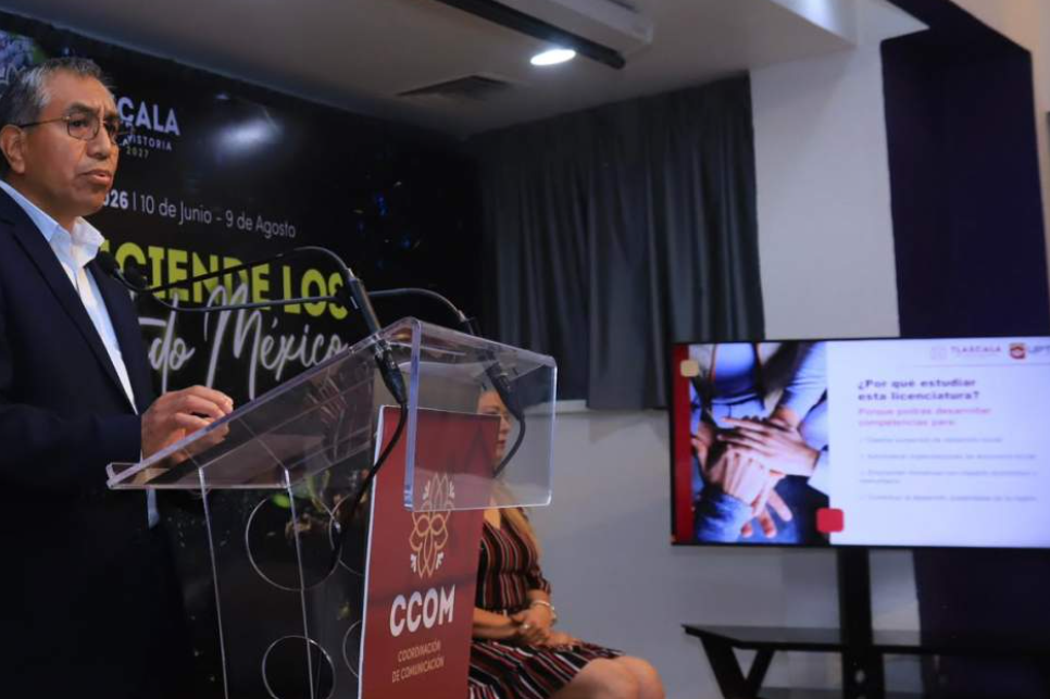 Estudiantes durante presentación de nueva licenciatura de la UPTx.
