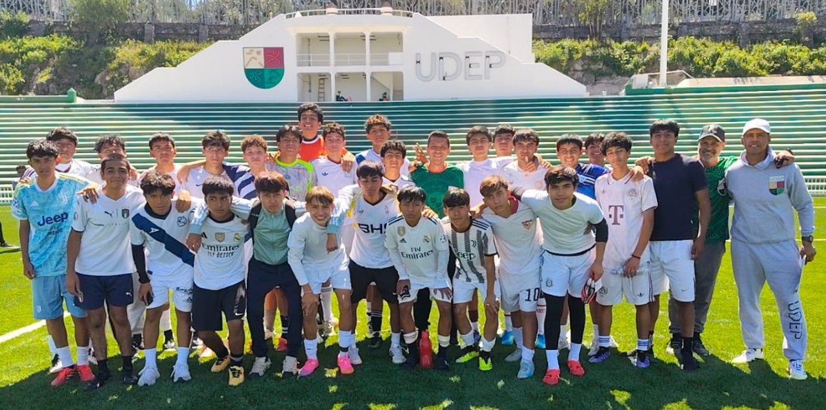 Jóvenes entrenando en una academia deportiva de la UDEP.