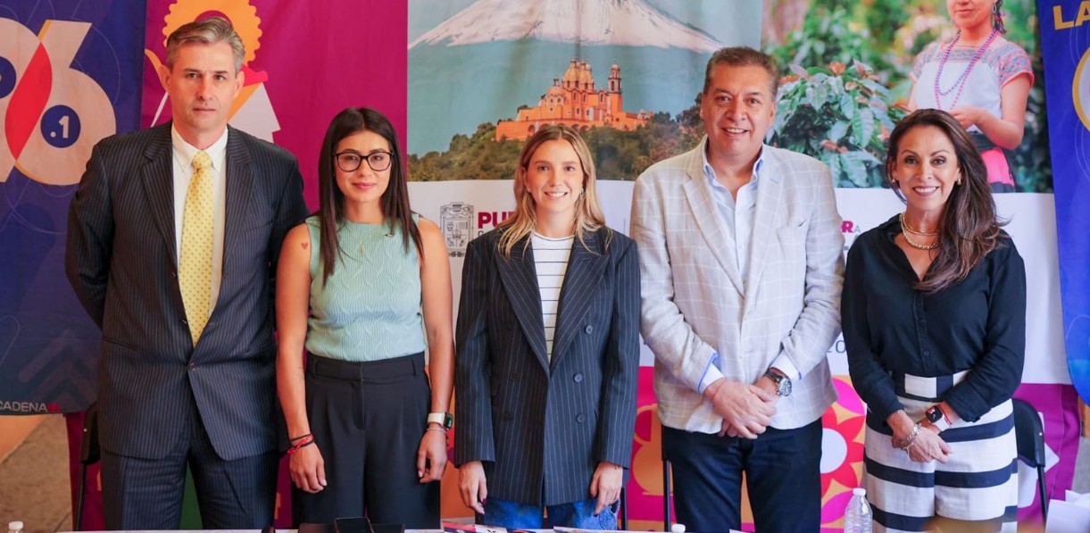 Jóvenes participan en un torneo nacional de tenis en Puebla.