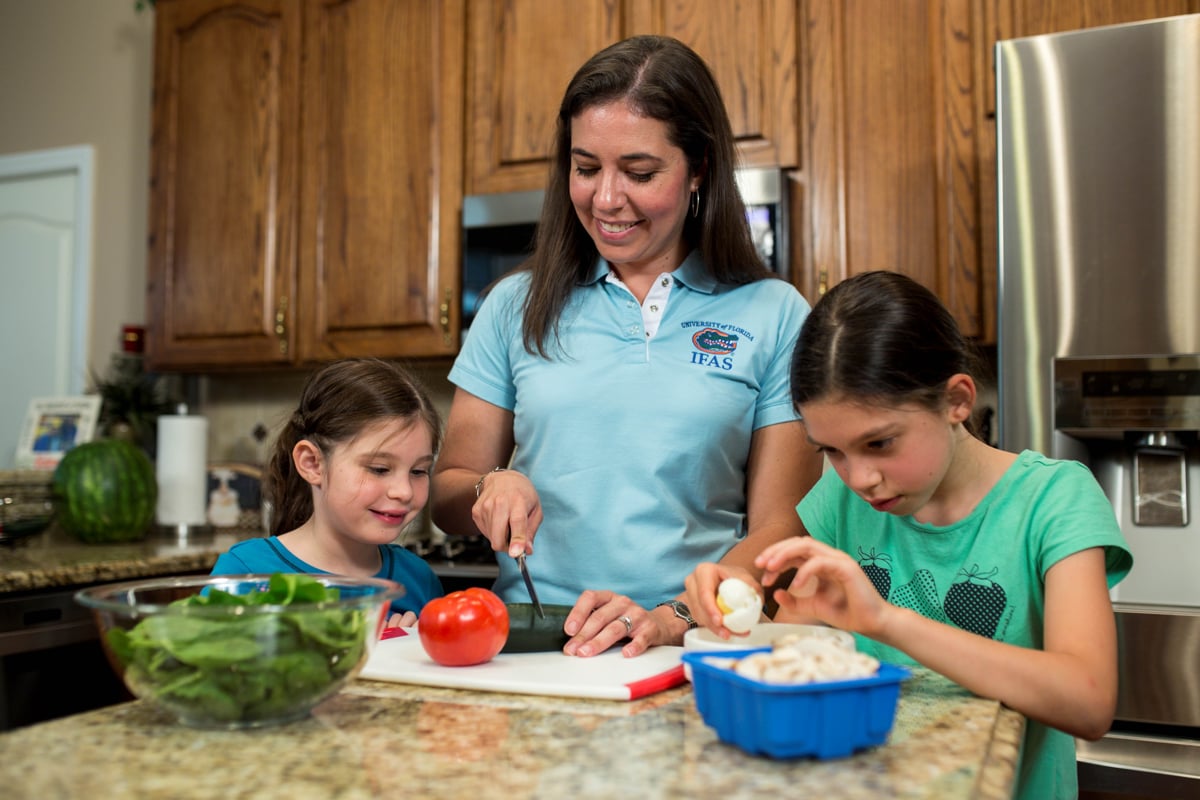Niños con un lunch saludable preparado para el regreso a clases.