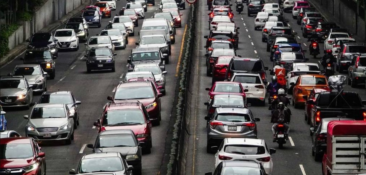 Automóviles circulando en una avenida de la Ciudad de México.