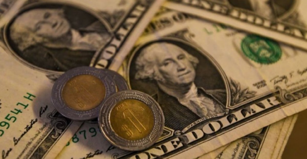 Billetes de dólares junto a pesos mexicanos.