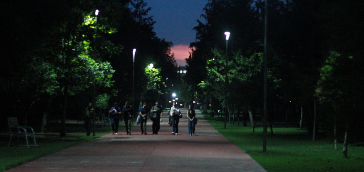 Cámaras de videovigilancia instaladas en un parque público de Puebla.