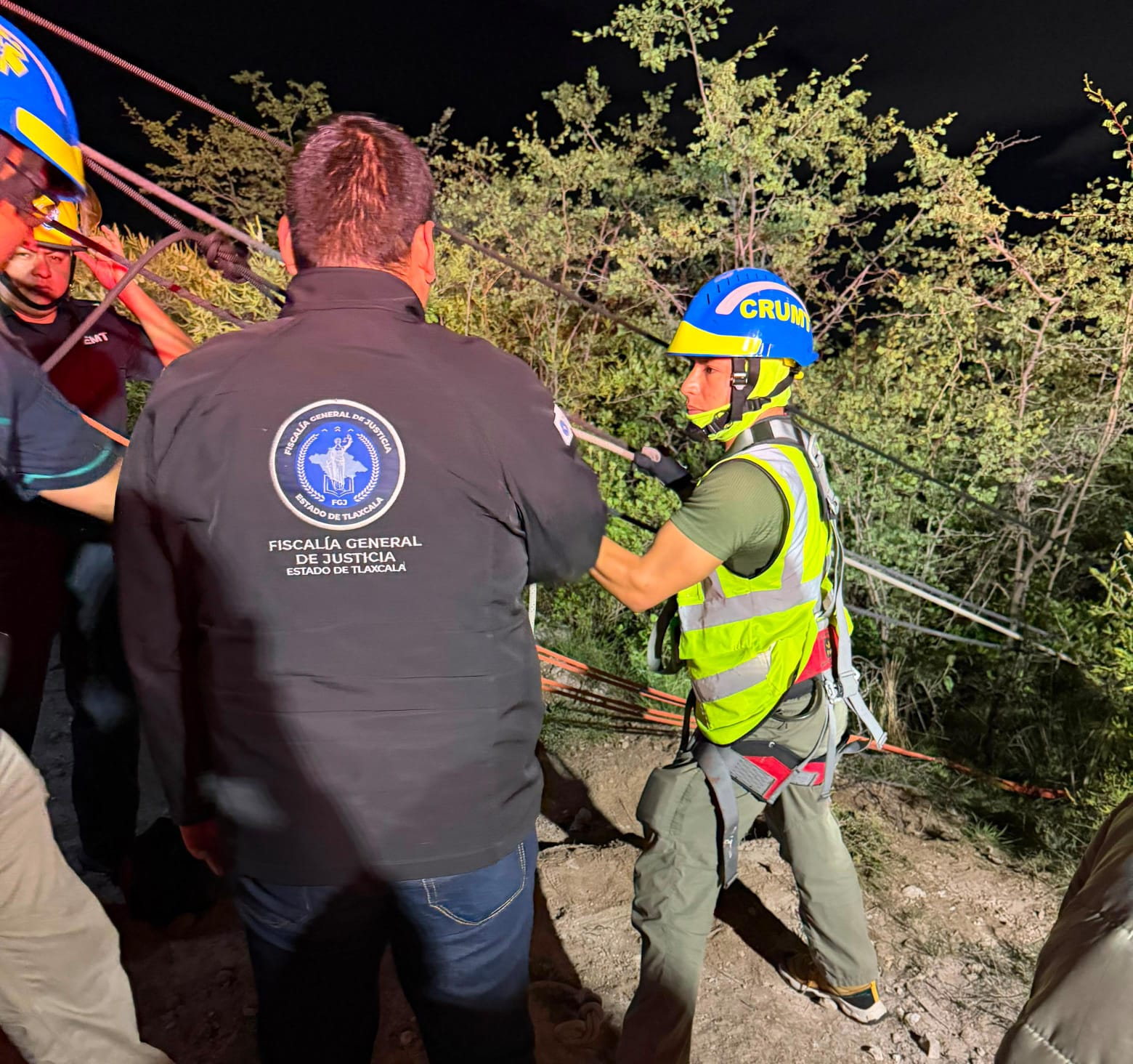 Cuerpos de emergencia rescatan cadáver de un hombre colgado en cerro de Panotla
