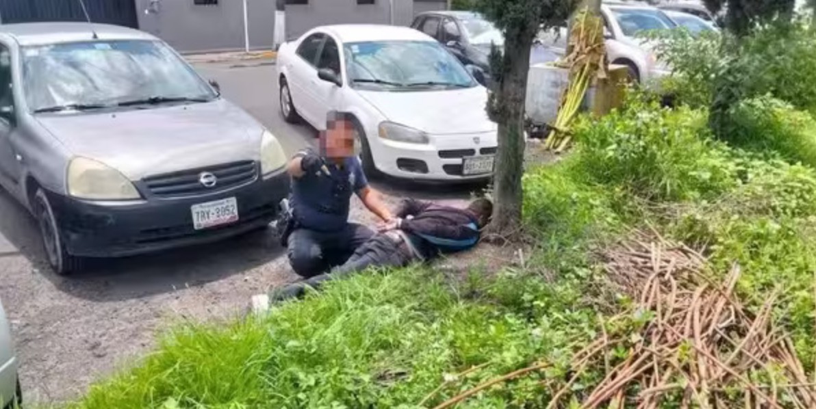 Policías resguardan la zona tras un asalto en la Recta a Cholula.
