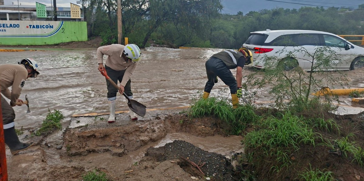 Personal de Protección Civil realiza labores tras lluvias en Puebla.