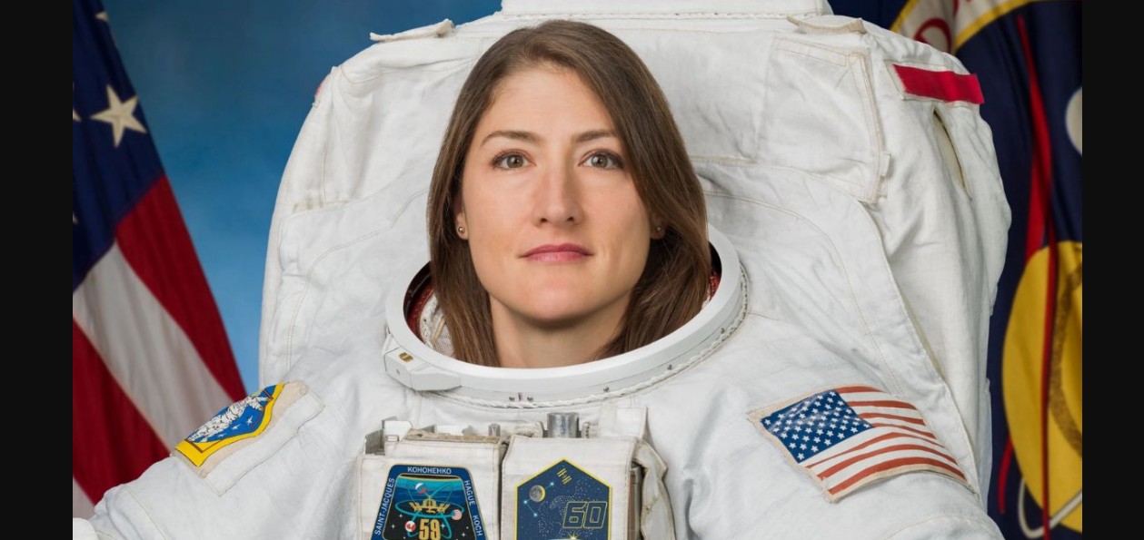 Christina Koch durante una actividad relacionada con la misión Artemis II.