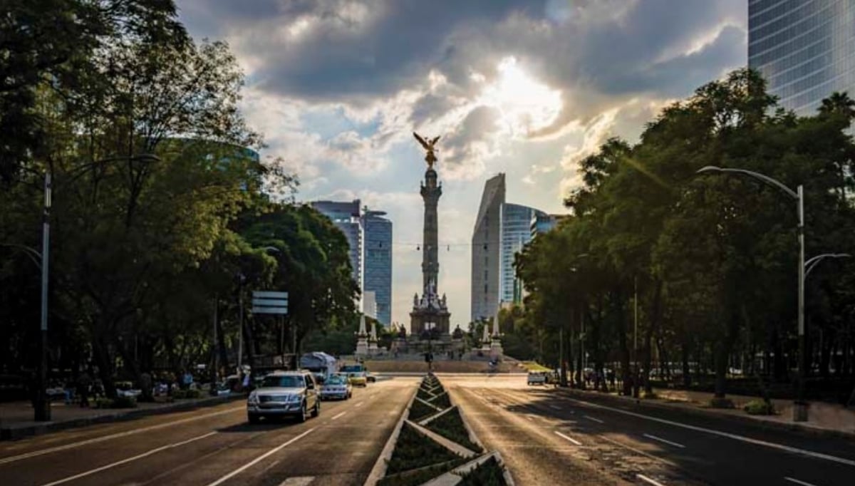 Cielo parcialmente nublado sobre la Ciudad de México.
