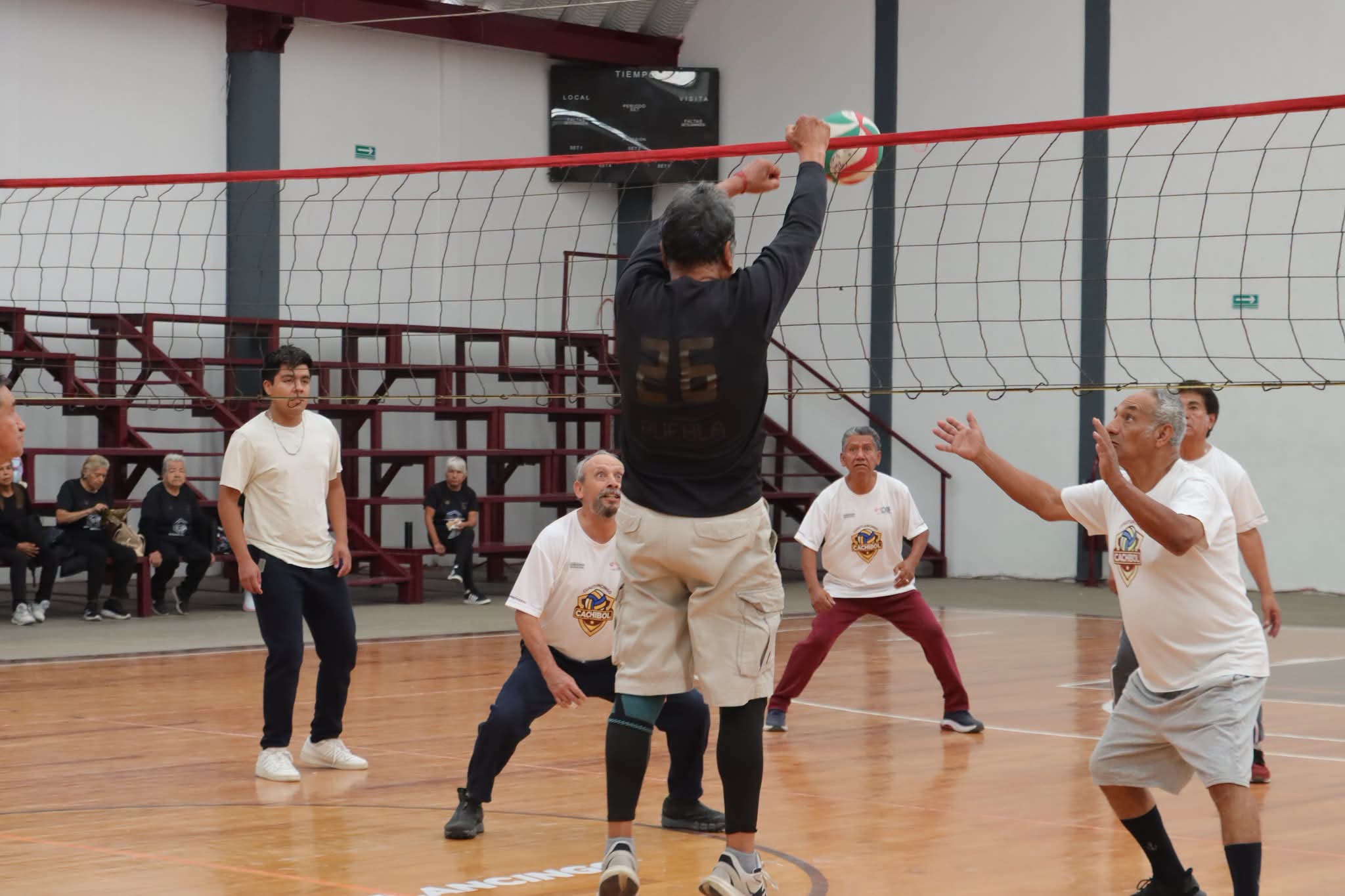 Adultos mayores de Cuautlancingo participan en cuadrangular de cachibol; fortalecen convivencia