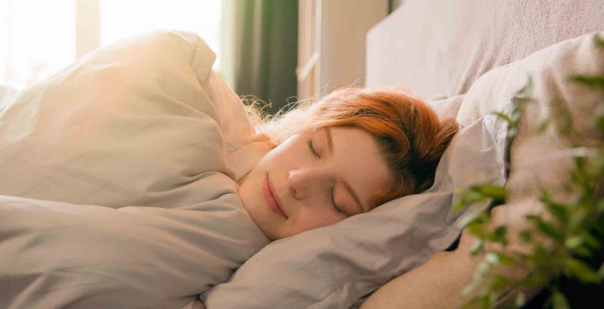 ersona durmiendo tranquilamente en una habitación.